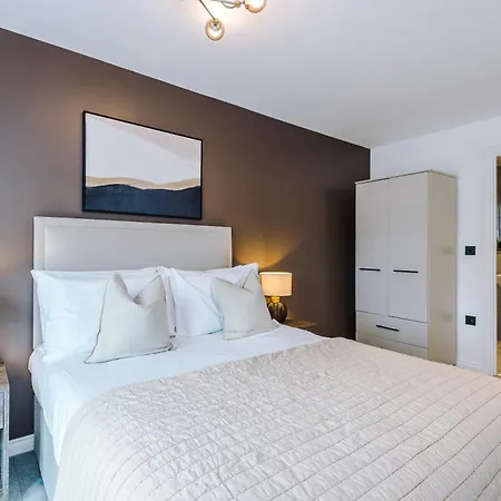 Modern 2 Bed Flat Centre *