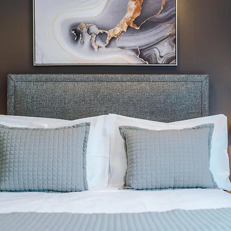 Modern 2 Bed Flat Centre