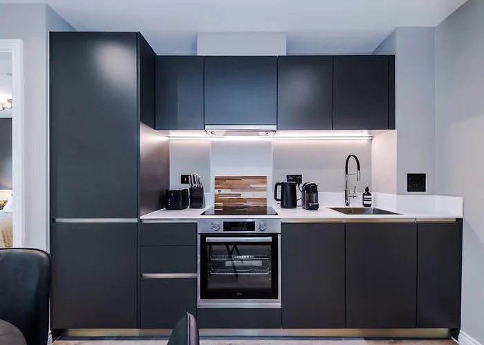 Modern 2 Bed Flat Centre Apartment *