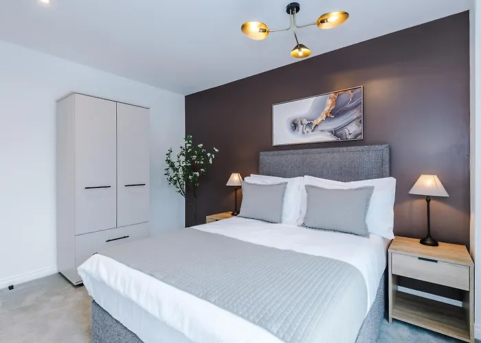 Modern 2 Bed Flat Centre Apartment *