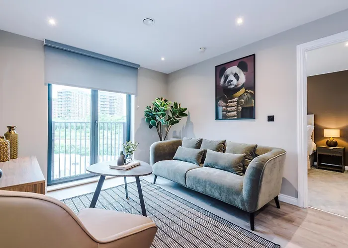 Modern 2 Bed Flat Centre Apartment *