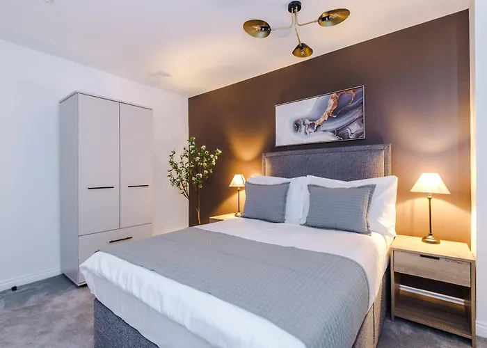 Modern 2 Bed Flat Centre Apartment *