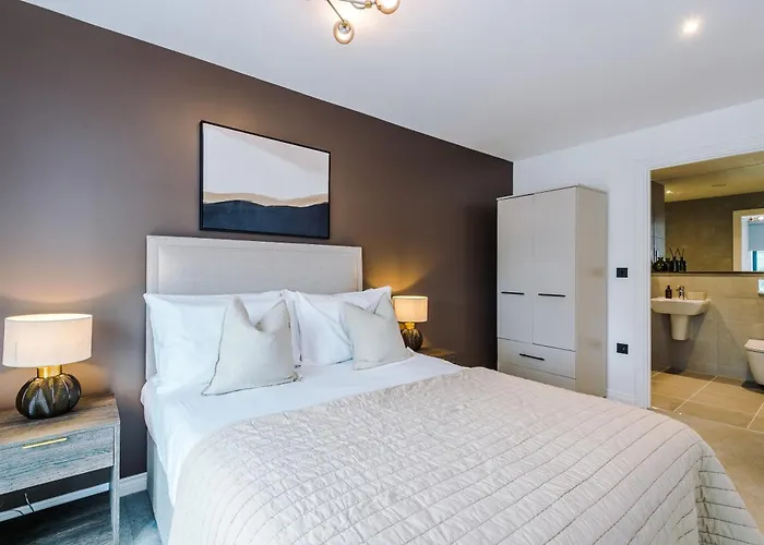 Modern 2 Bed Flat Centre *