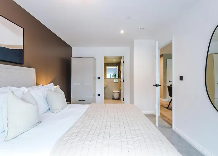 Modern 2 Bed Flat Centre Apartment *