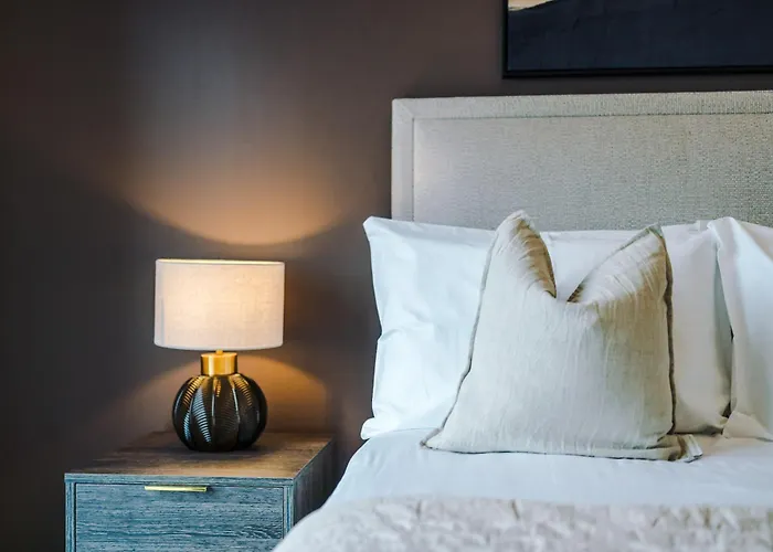 Modern 2 Bed Flat Centre *